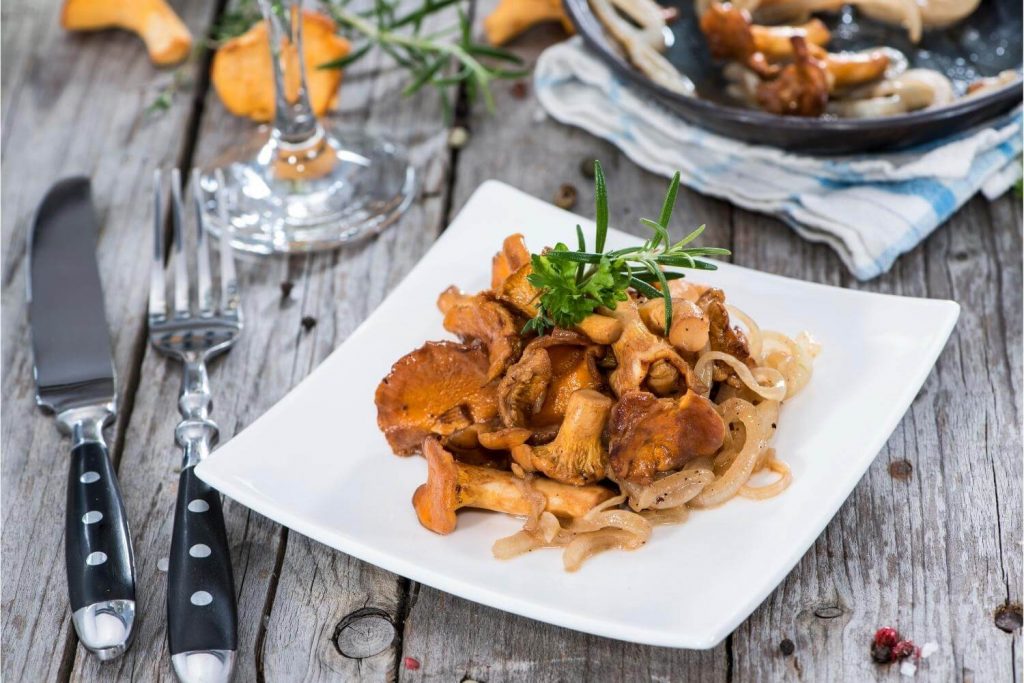 what do chanterelle mushrooms taste like